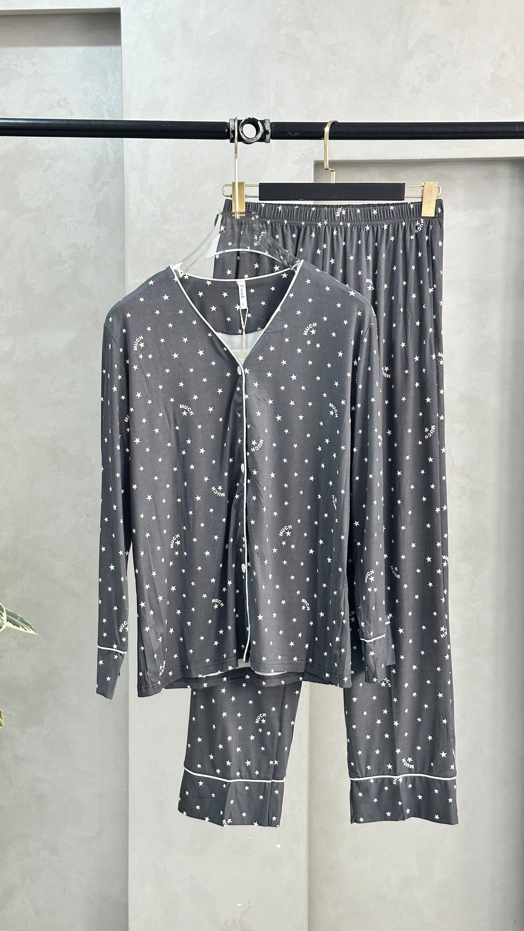 بيجامة نسائي منقطة