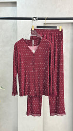 بيجامة نسائي منقشة بنعومة