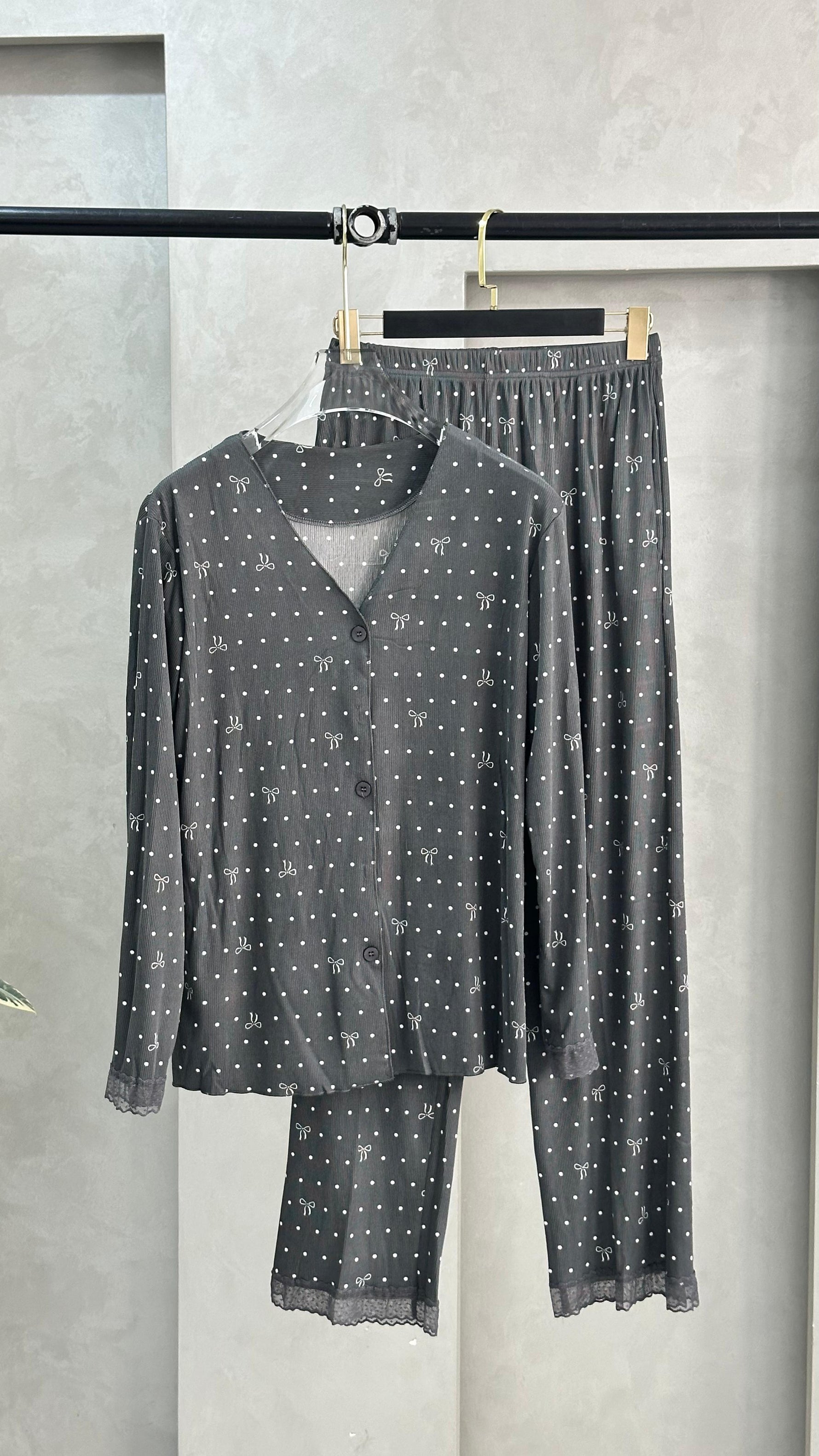 بيجامة نسائي منقشة بنعومة