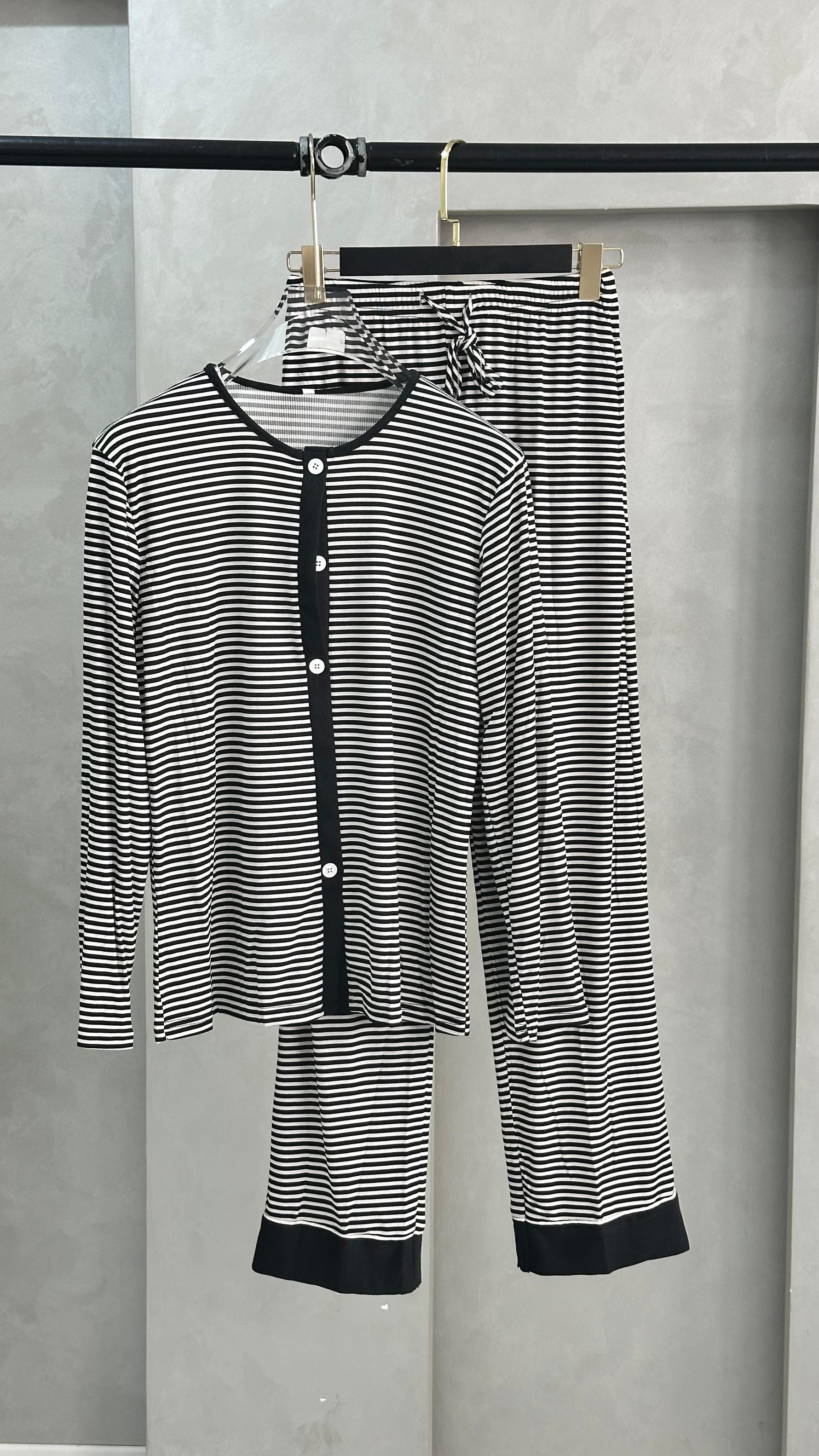 بيجامة نسائي مخططة عرضيا