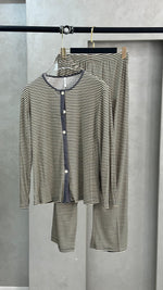 بيجامة نسائي مخططة عرضيا