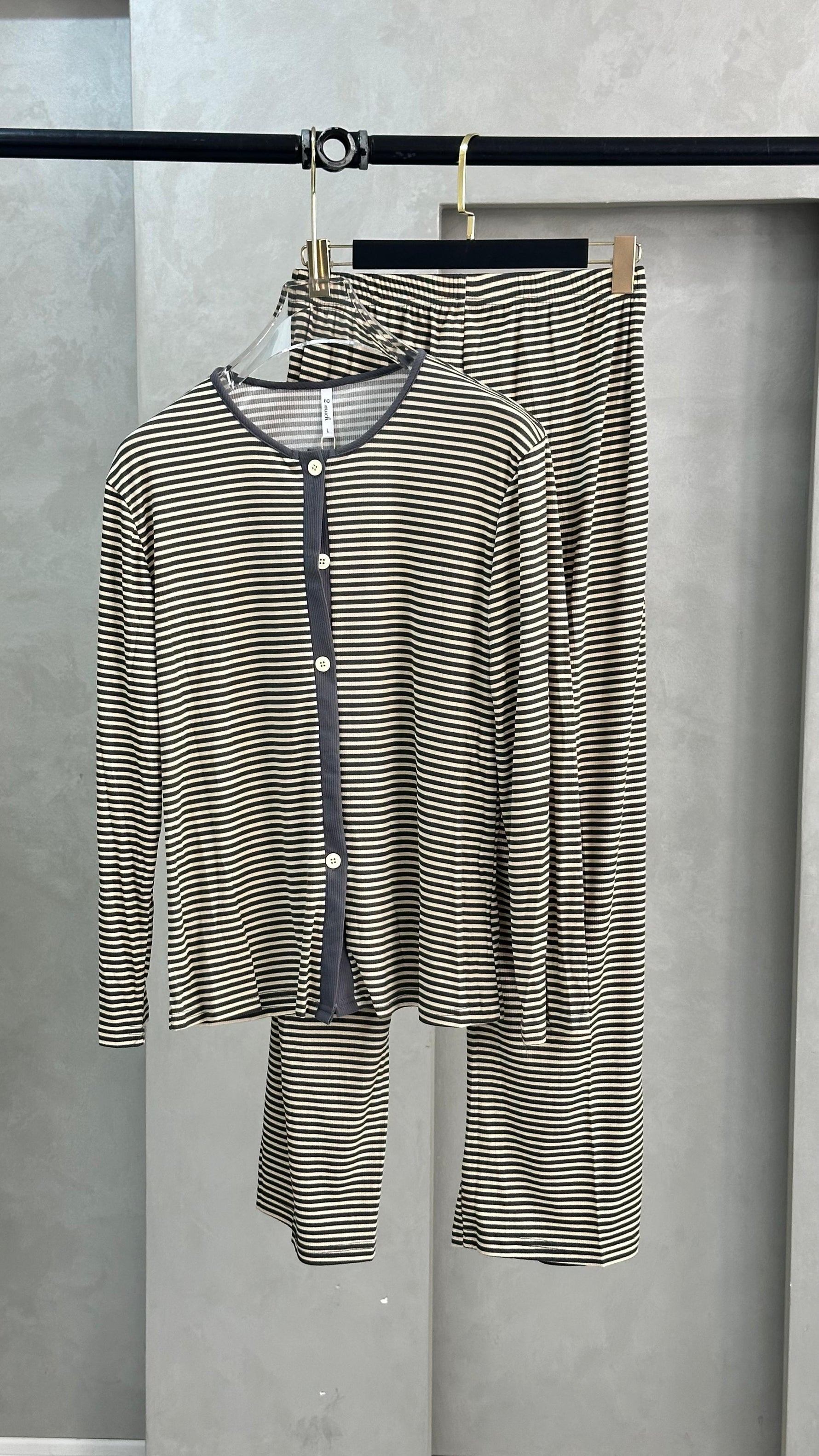 بيجامة نسائي مخططة عرضيا