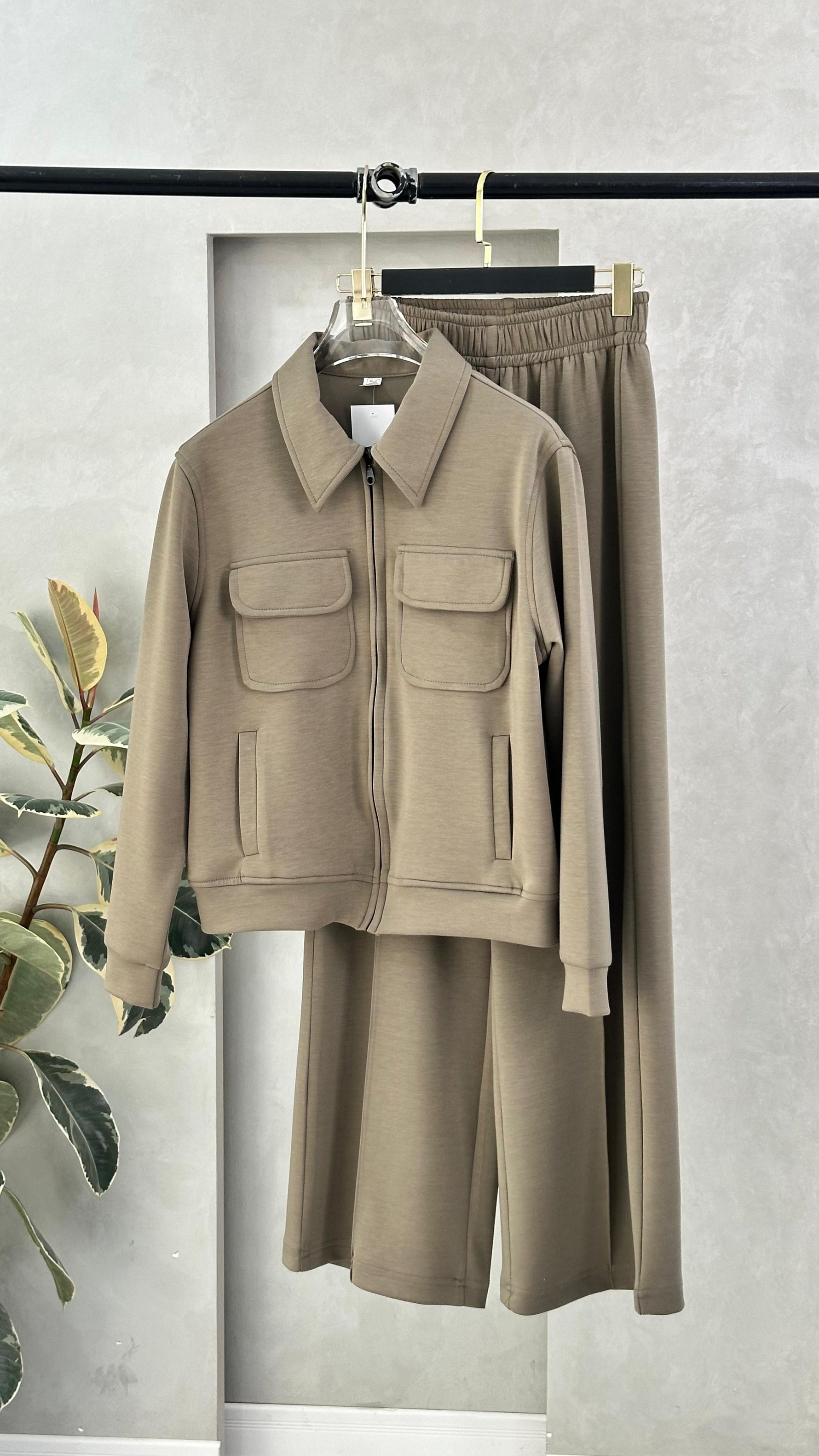 بدلة نسائي بجيوب