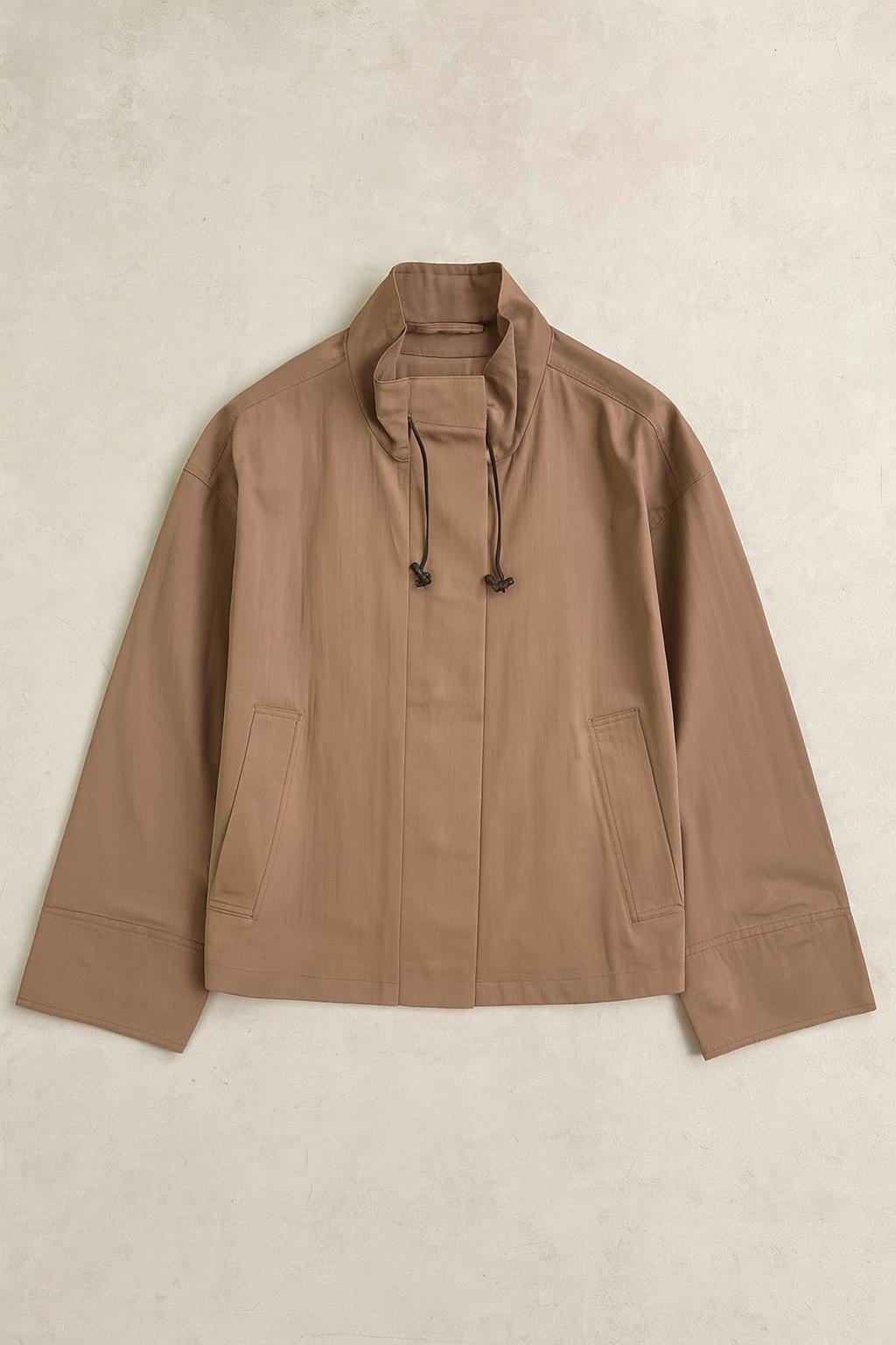 جاكيت نسائي كم عريض