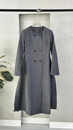 جاكيت نسائي بصف أزرار مزدوج وقصة واسعة