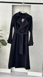 معطف أنيق بقصة عصرية محددة