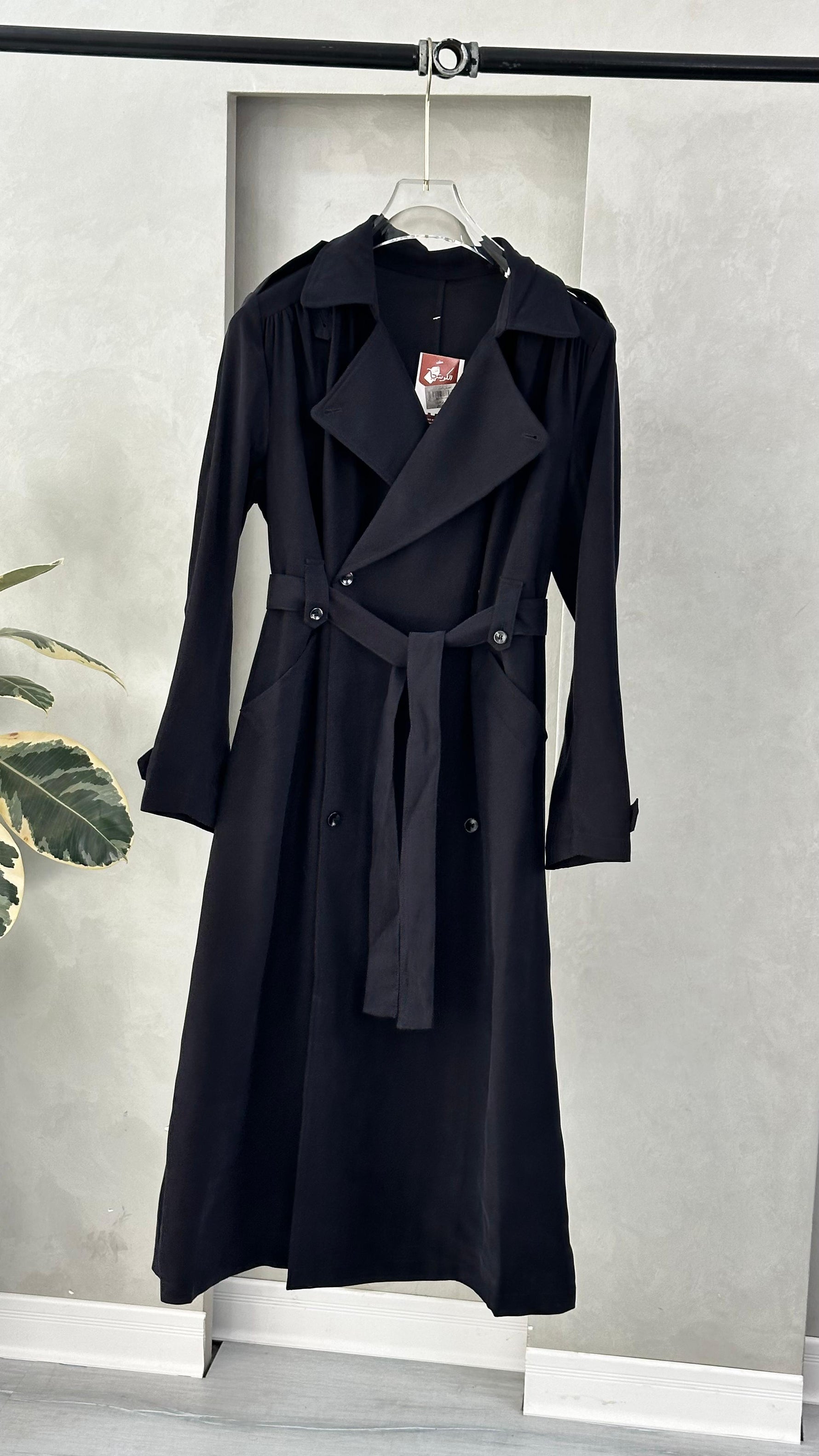 معطف أنيق بقصة عصرية محددة