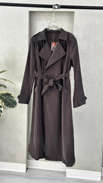 معطف أنيق بقصة عصرية محددة