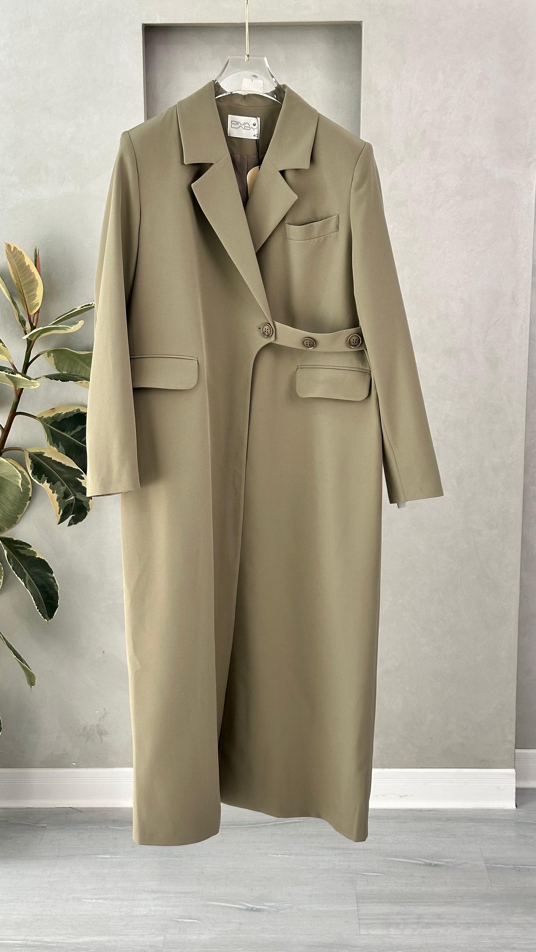 جاكيت حزام ع جنب ازرار