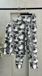 بيجامة نسائي بنقوش موردة