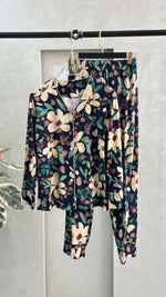 طقم بنقش زهور استوائية