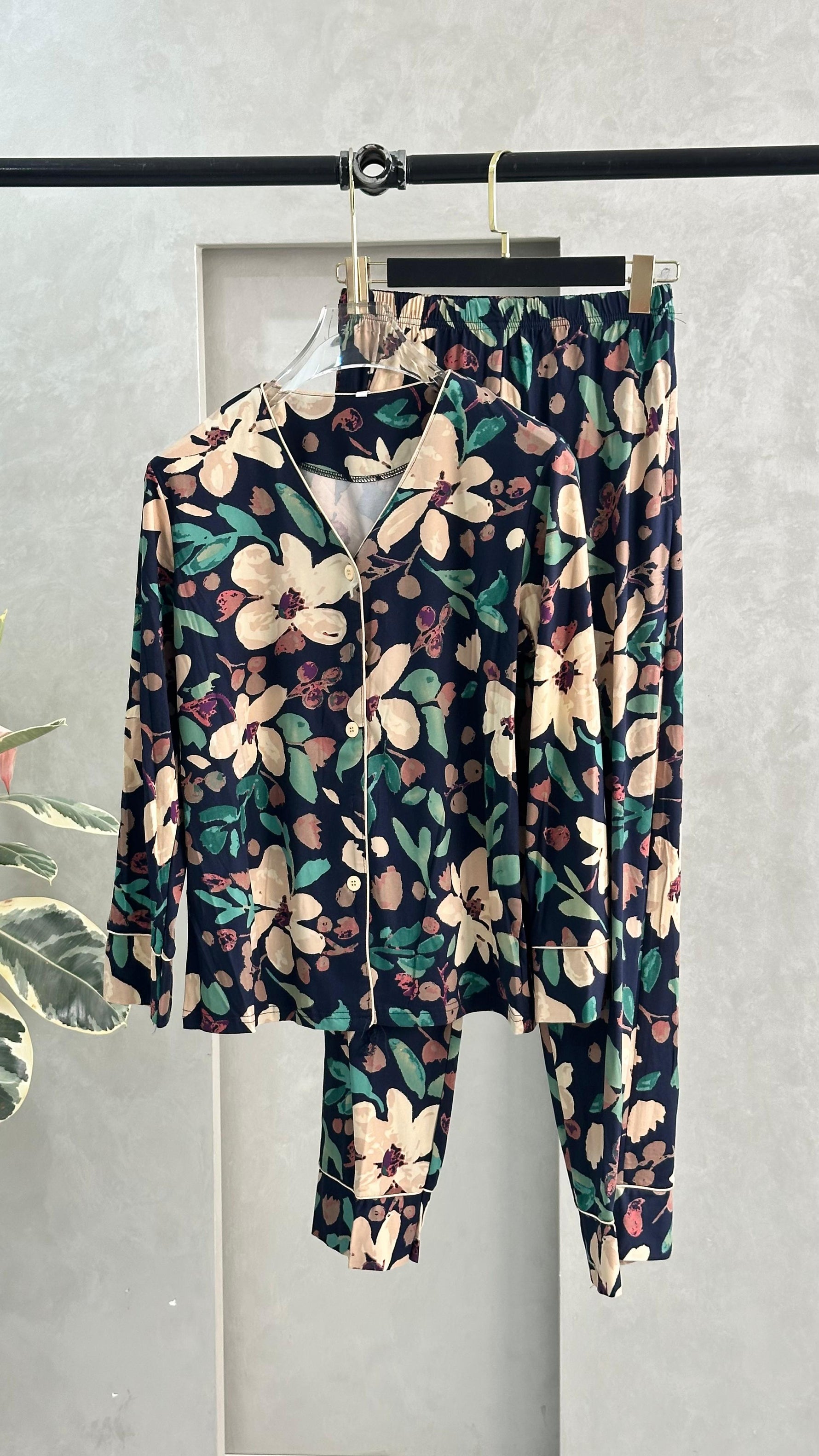 طقم بنقش زهور استوائية