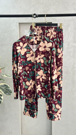 طقم بنقش زهور استوائية