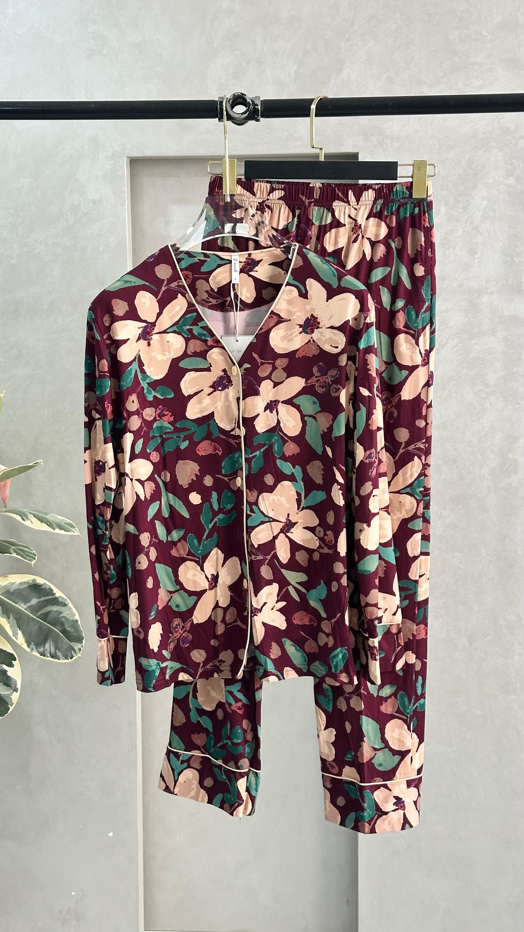 طقم بنقش زهور استوائية