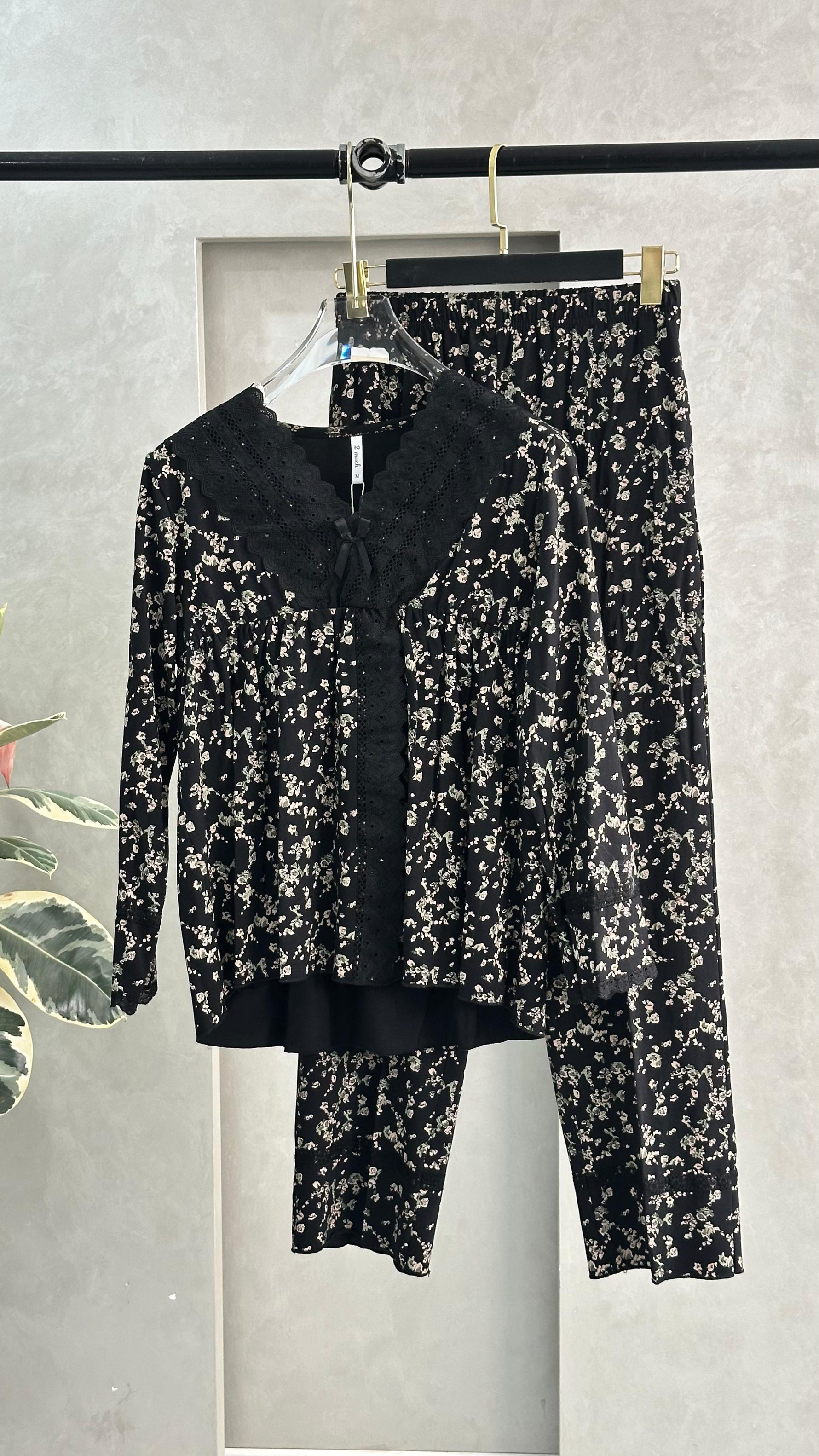 بيجامة بطبعة ورود ودانتيل