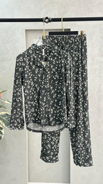 طقم كلاسيكي بنقشة دقيقة