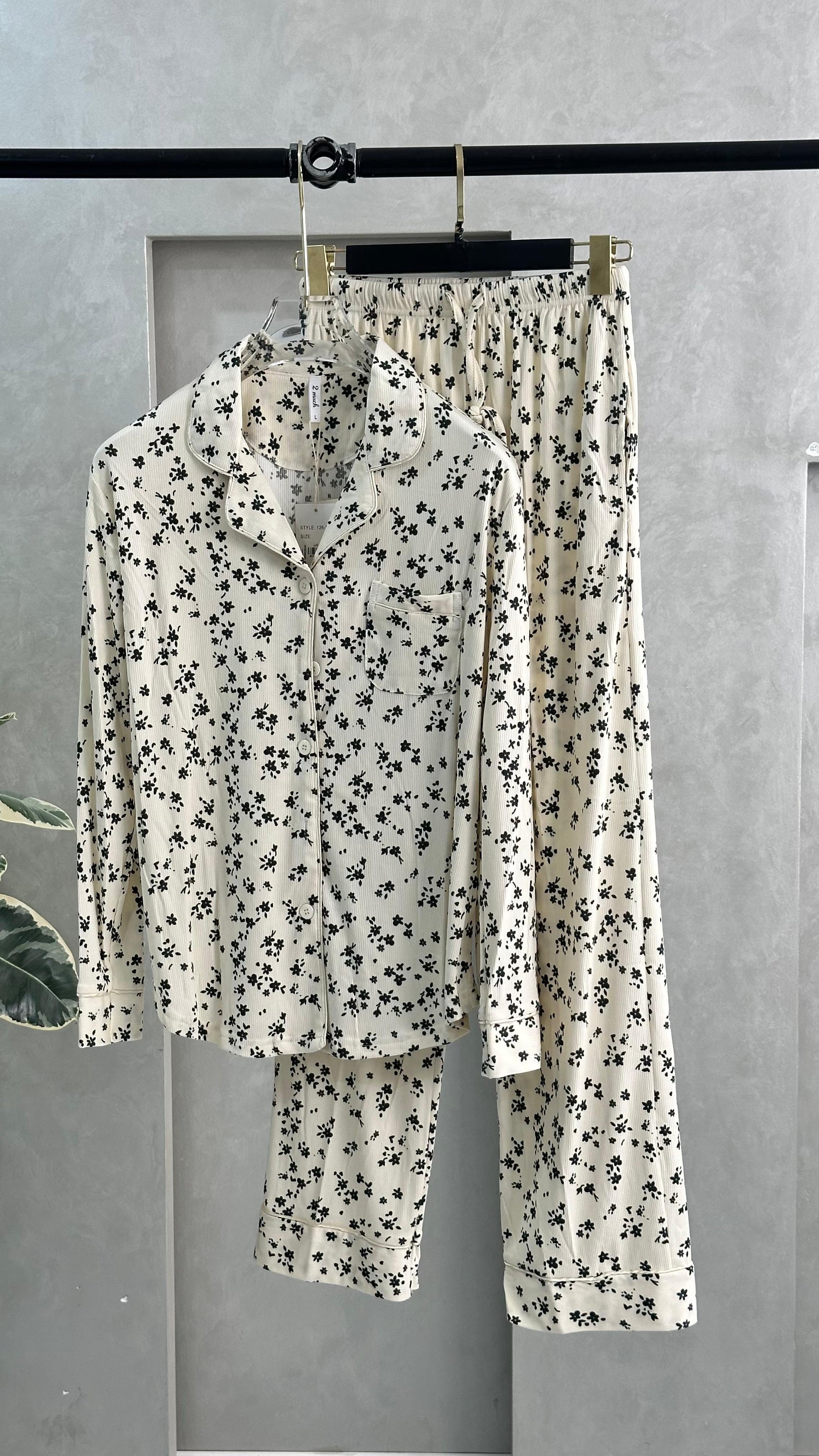 طقم كلاسيكي بنقشة دقيقة