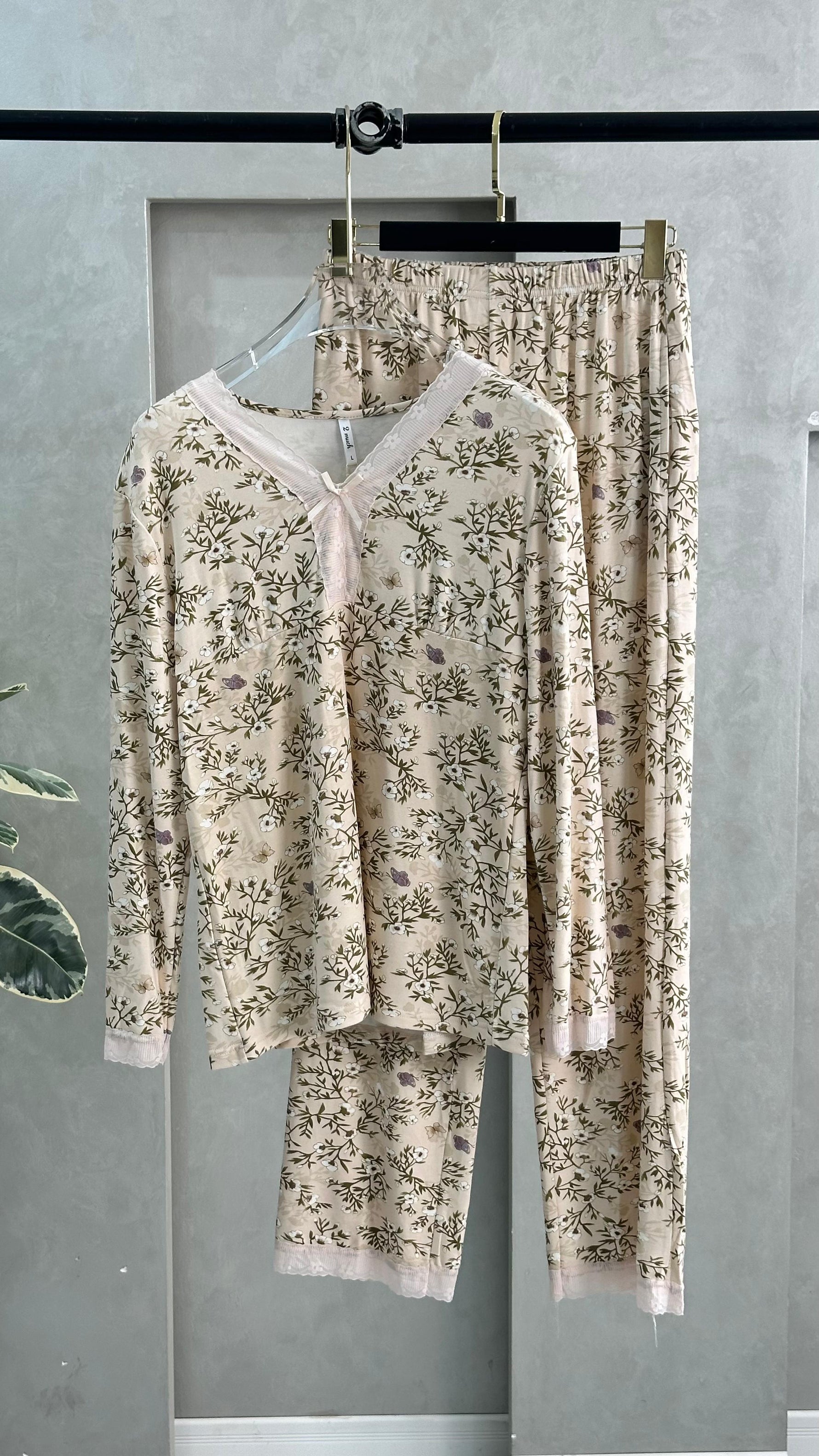 بيجامة نسائي بازهار ناعمة