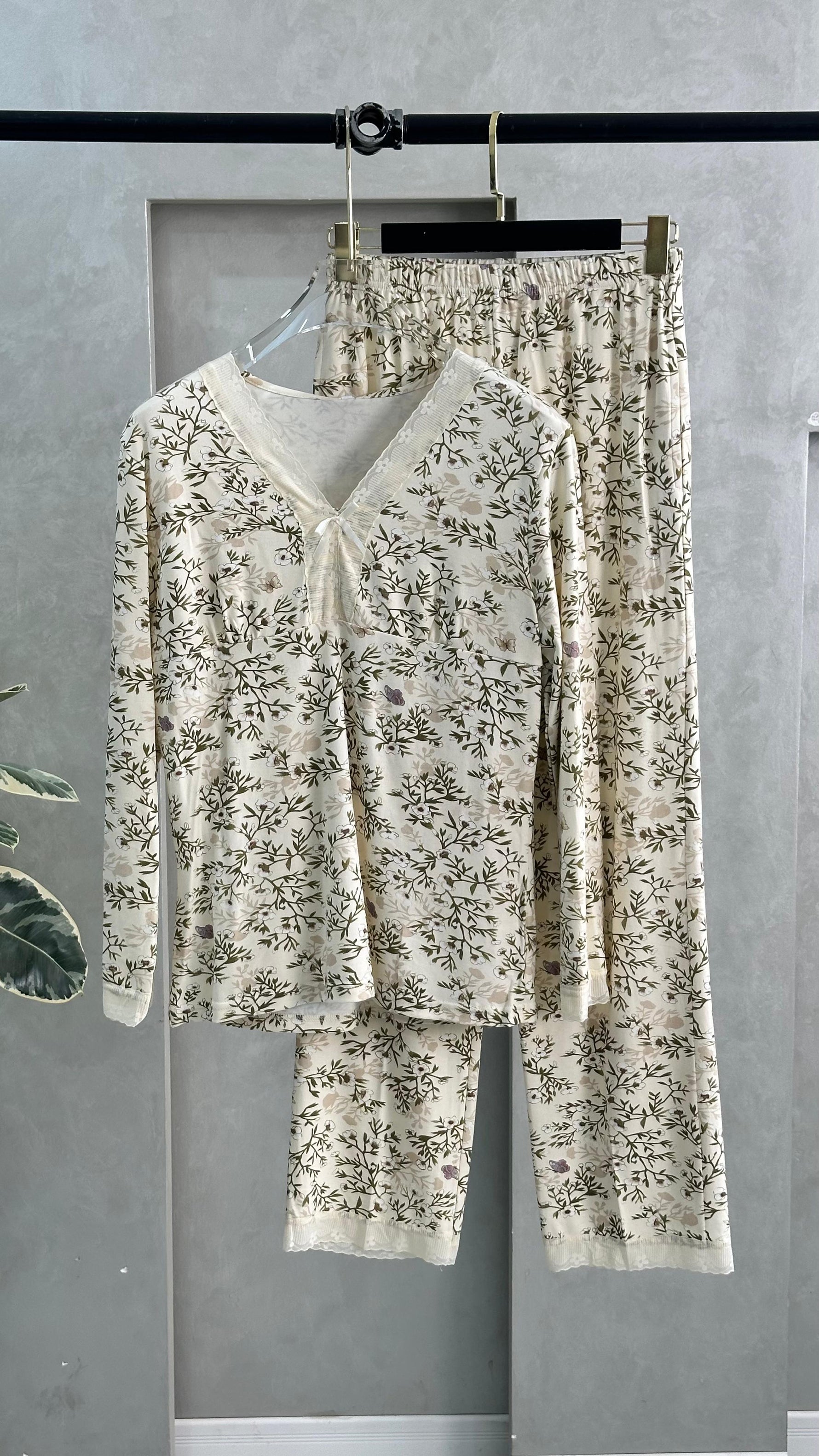 بيجامة نسائي بازهار ناعمة