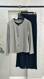 بيجامة ببلوزة مقلّمة وبنطال واسع