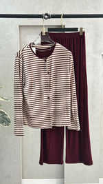 بيجامة ببلوزة مقلّمة وبنطال واسع