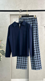 طقم متباين بقميص رمادي وبنطال كاروهات