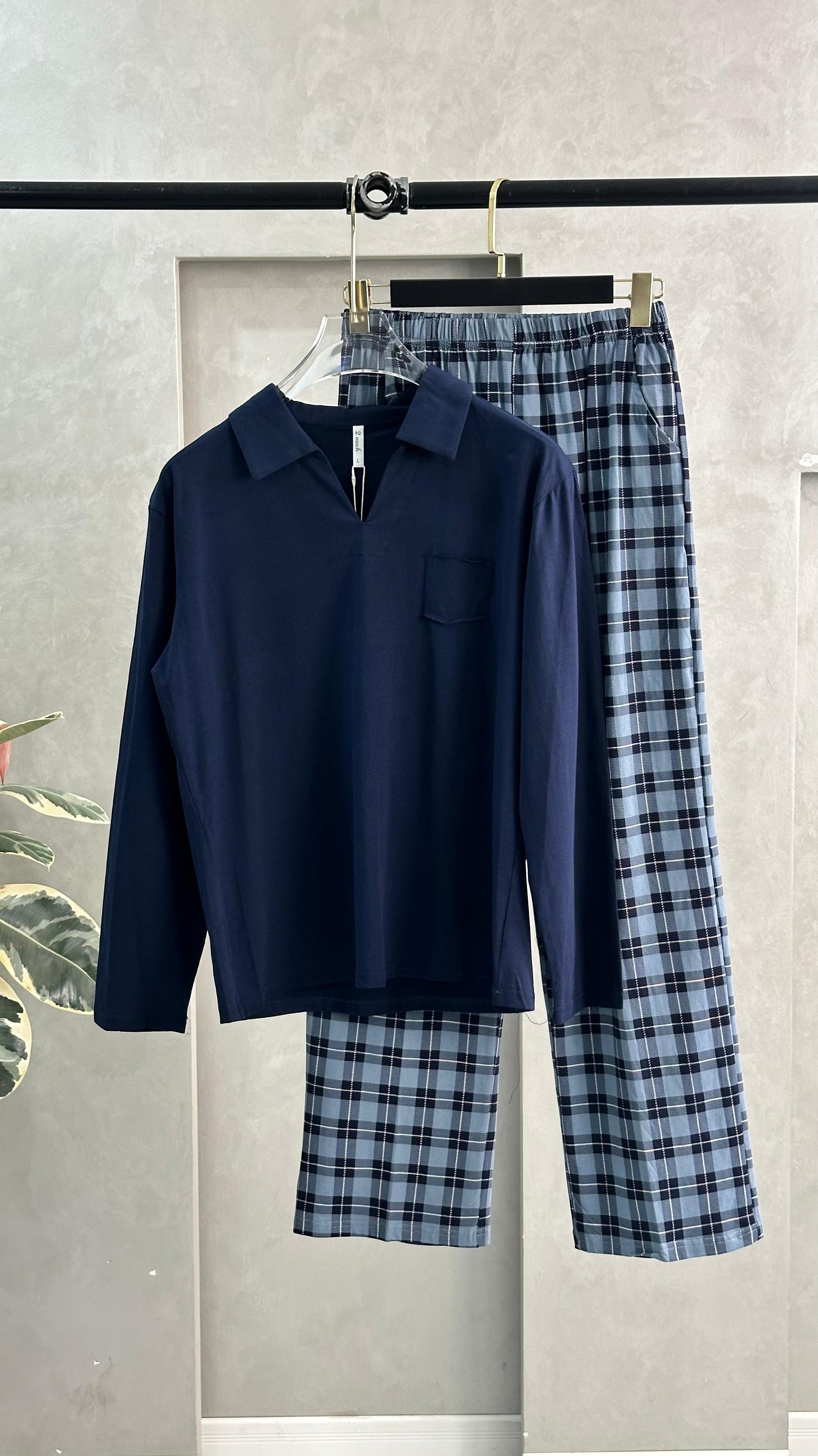 طقم متباين بقميص رمادي وبنطال كاروهات