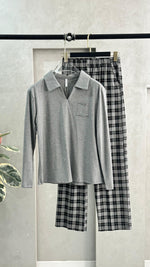 طقم متباين بقميص رمادي وبنطال كاروهات