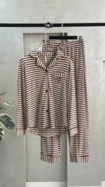 طقم بتصميم هندسي معاصر