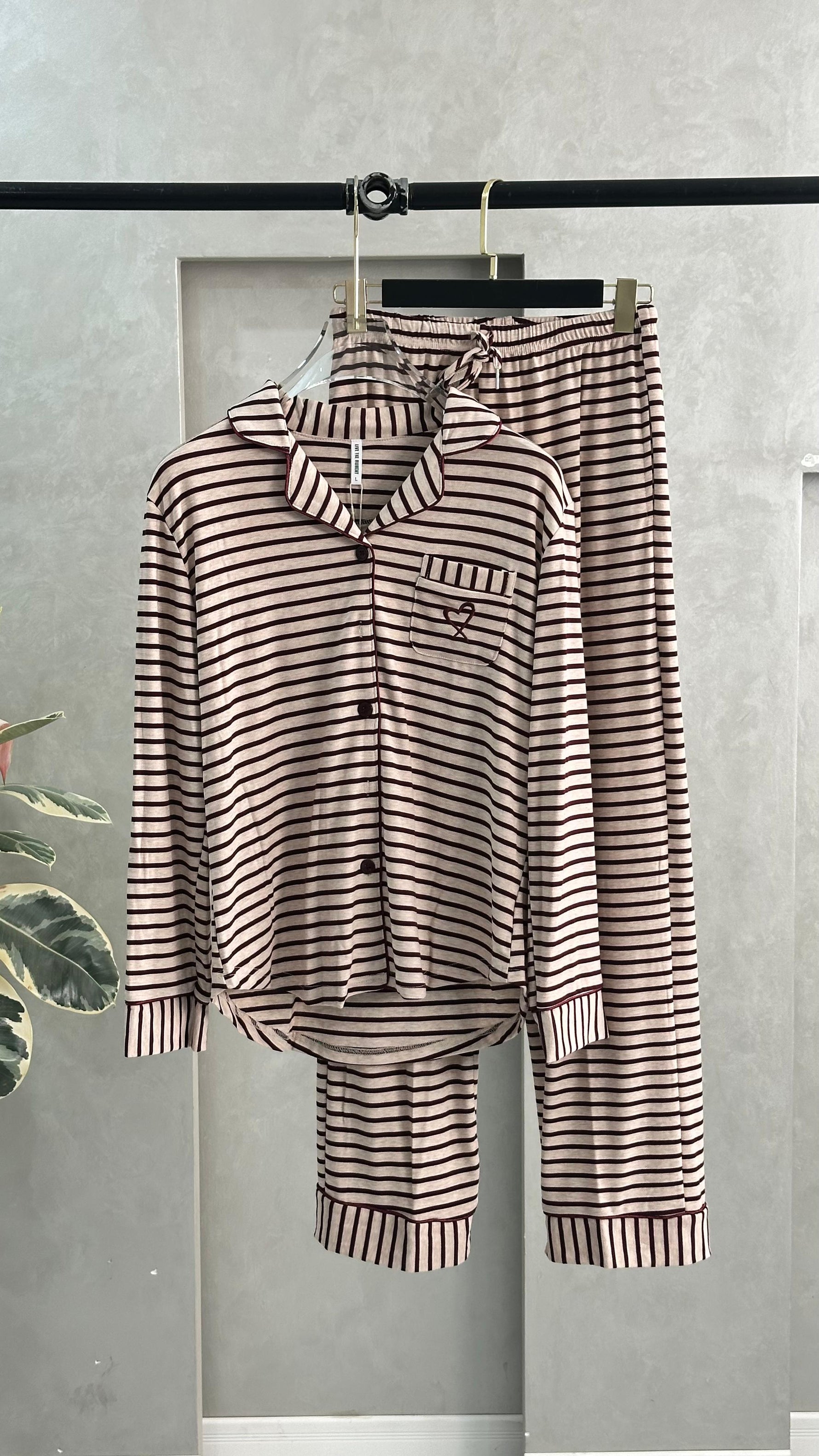 طقم بتصميم هندسي معاصر