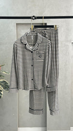 طقم بتصميم هندسي معاصر