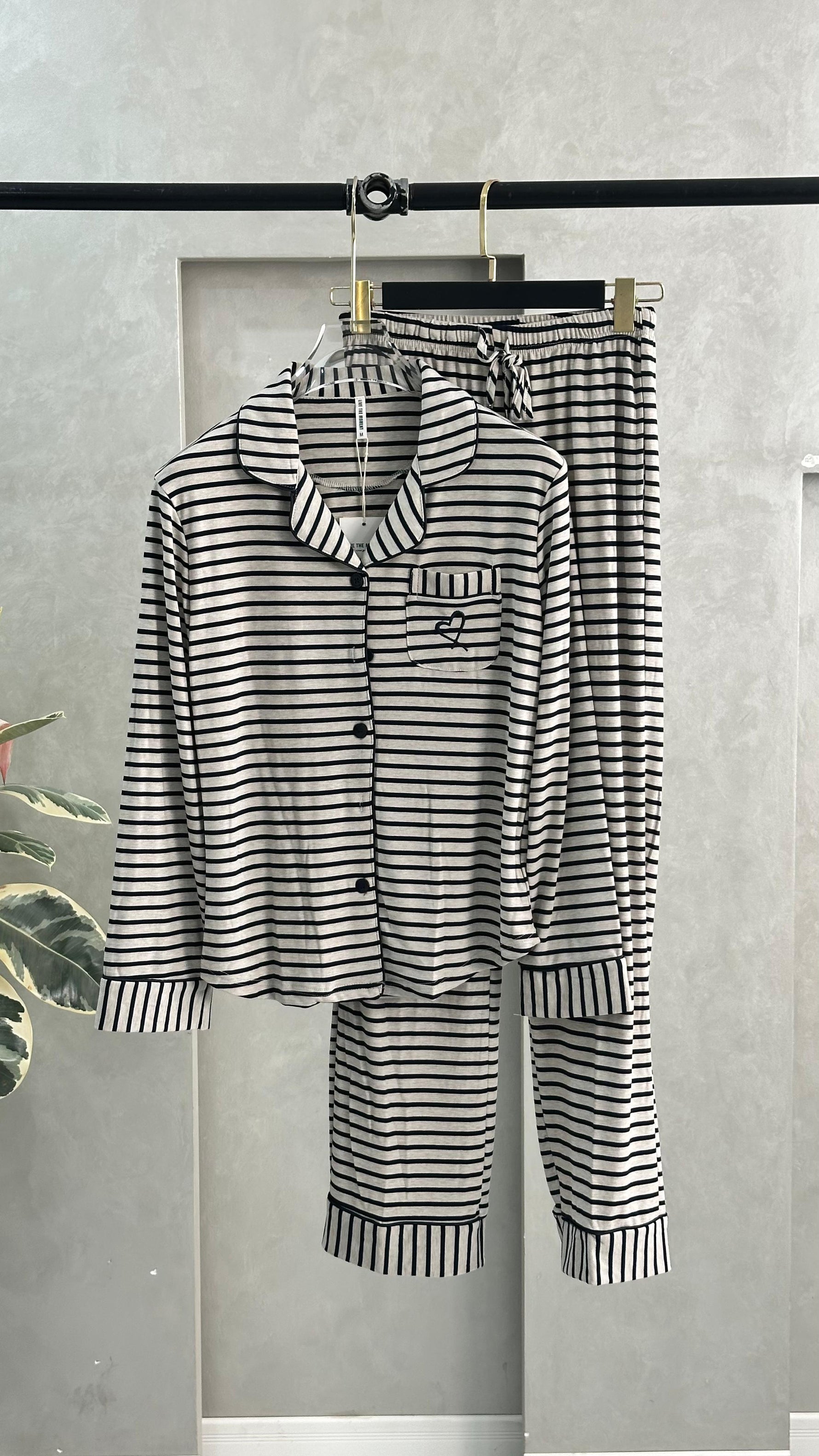 طقم بتصميم هندسي معاصر