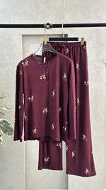 بيجامة ضيقة بنقش الأزهار