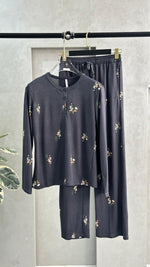 بيجامة ضيقة بنقش الأزهار