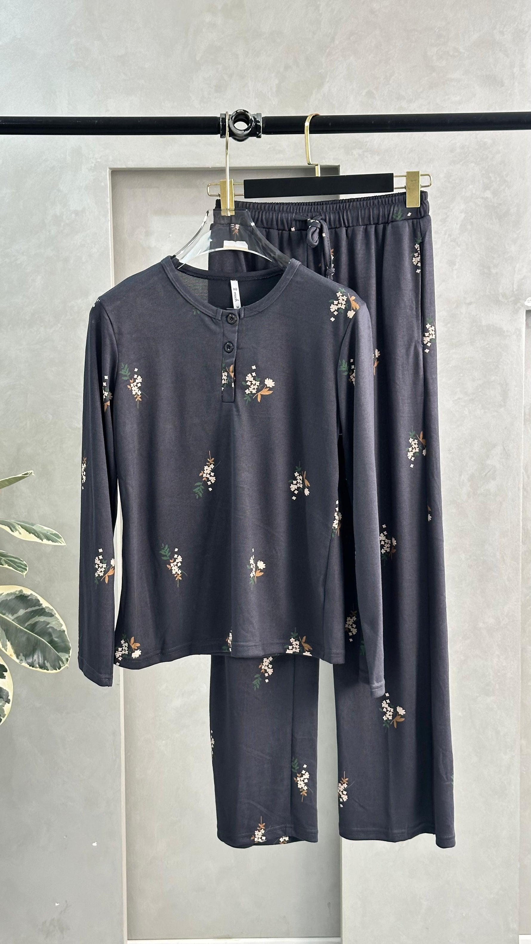 بيجامة ضيقة بنقش الأزهار