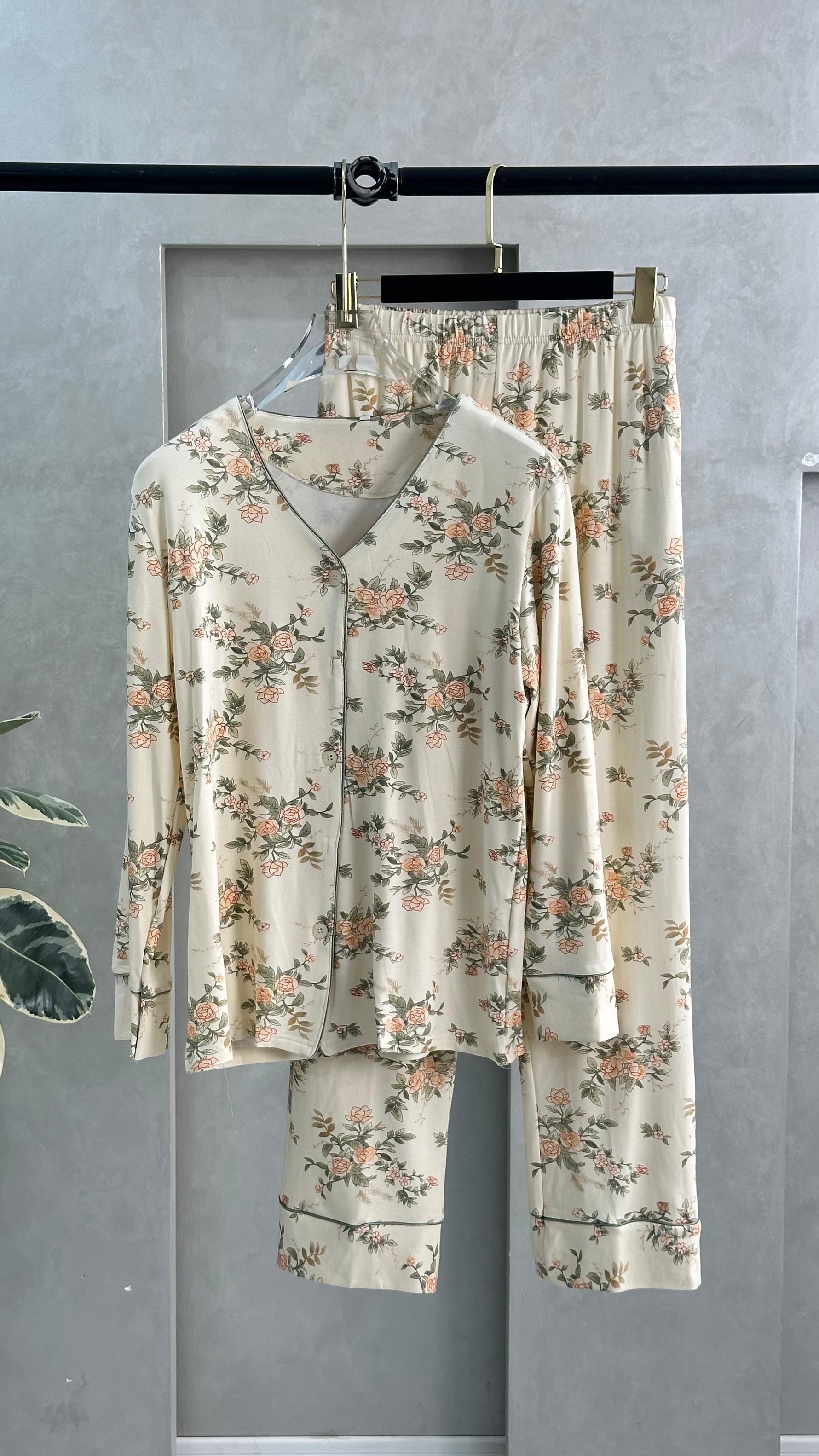 بيجامة نسائي موردة