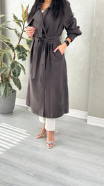 جاكيت نسائي بياقة عريضة وحزام