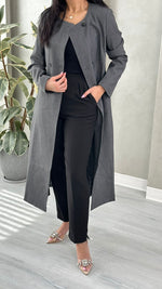 جاكيت نسائي بصف أزرار مزدوج وقصة واسعة