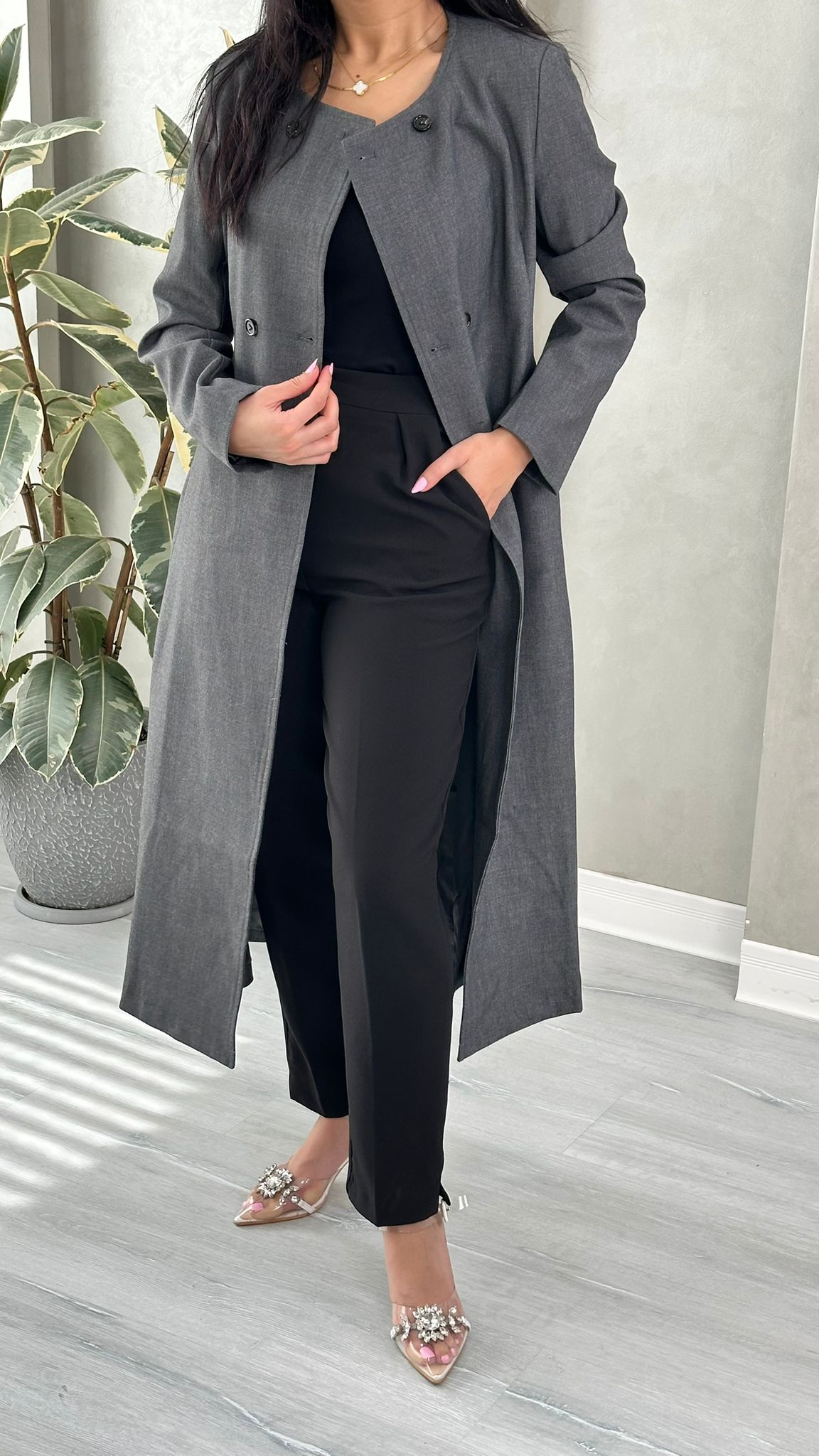 جاكيت نسائي بصف أزرار مزدوج وقصة واسعة