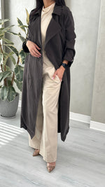 معطف أنيق بقصة عصرية محددة