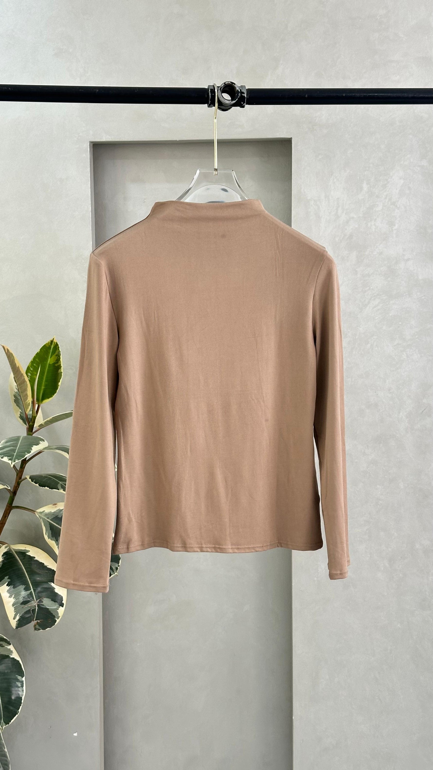 توب نسائي ضيق