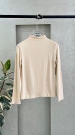 توب نسائي ضيق