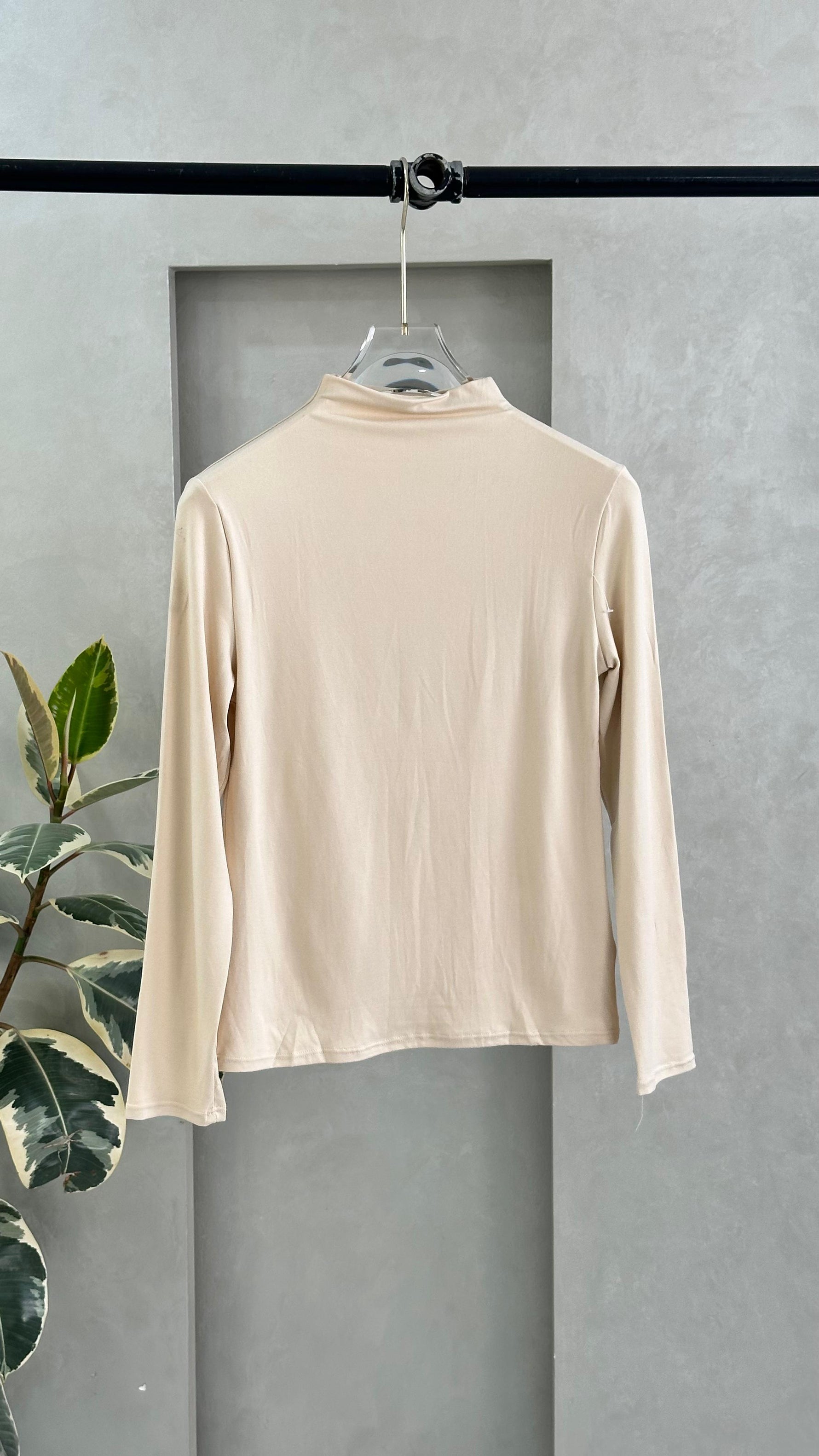 توب نسائي ضيق