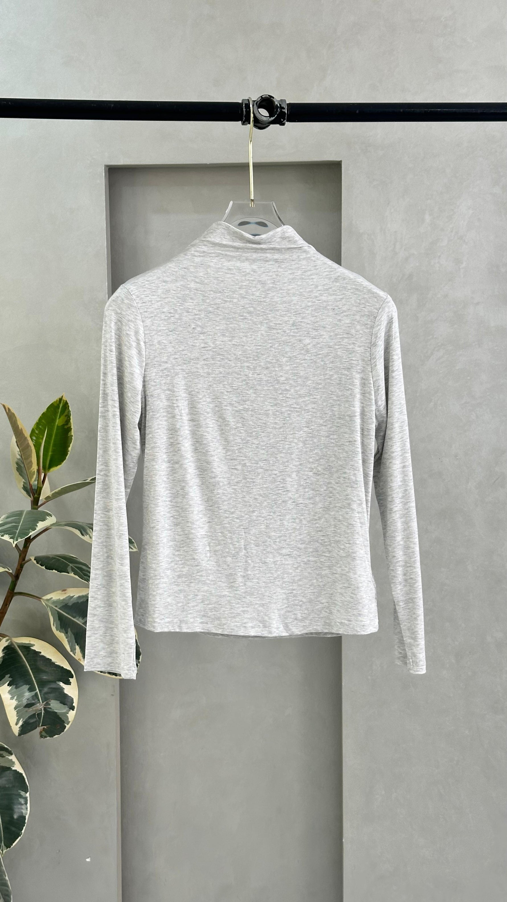 توب نسائي ضيق