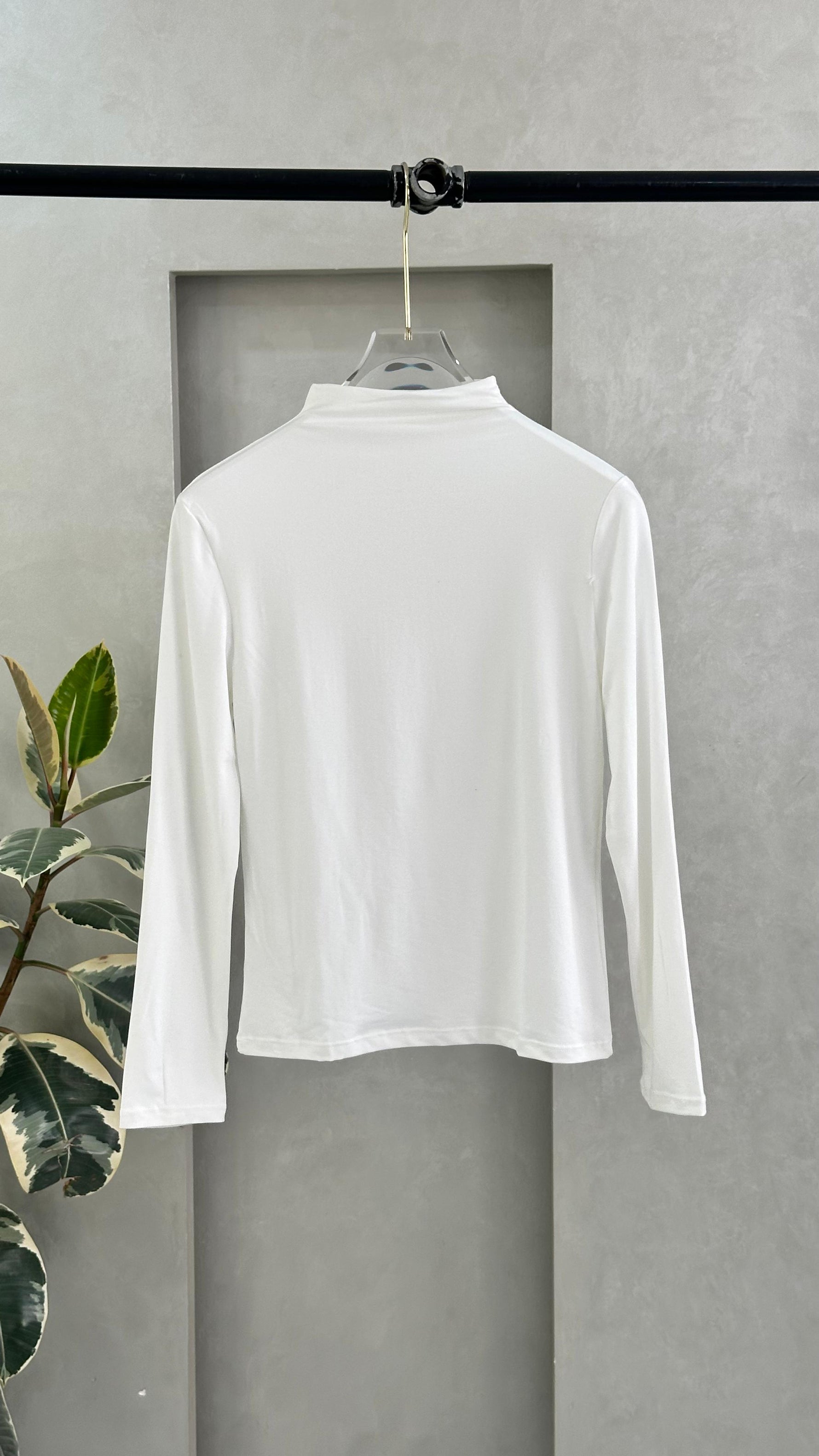 توب نسائي ضيق