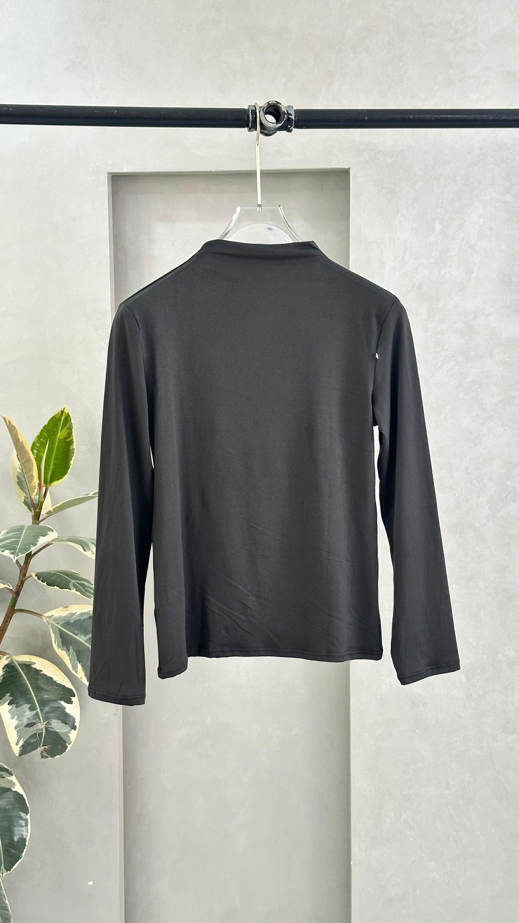 توب نسائي ضيق