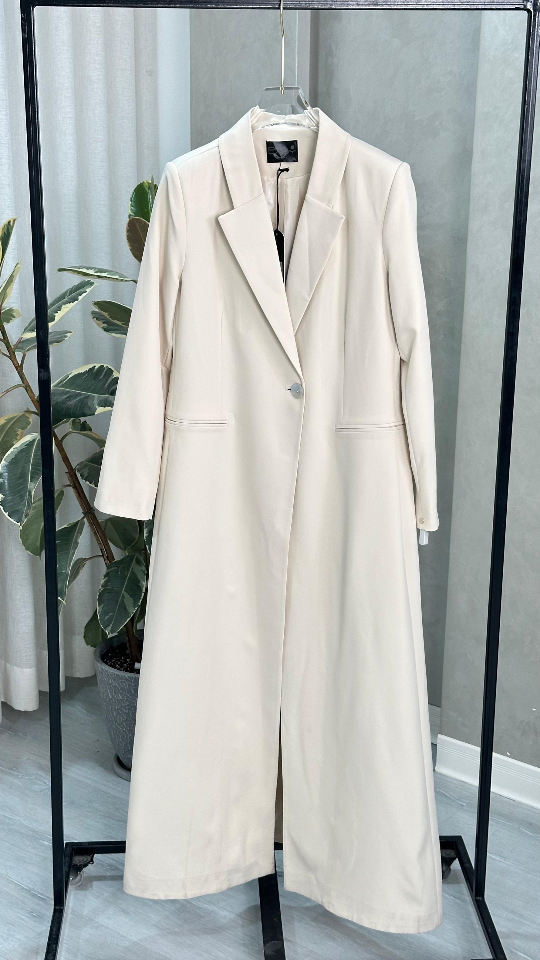 جاكيت نسائي مع زر