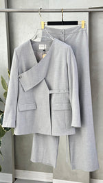 بدلة نسائي برباط جانبي