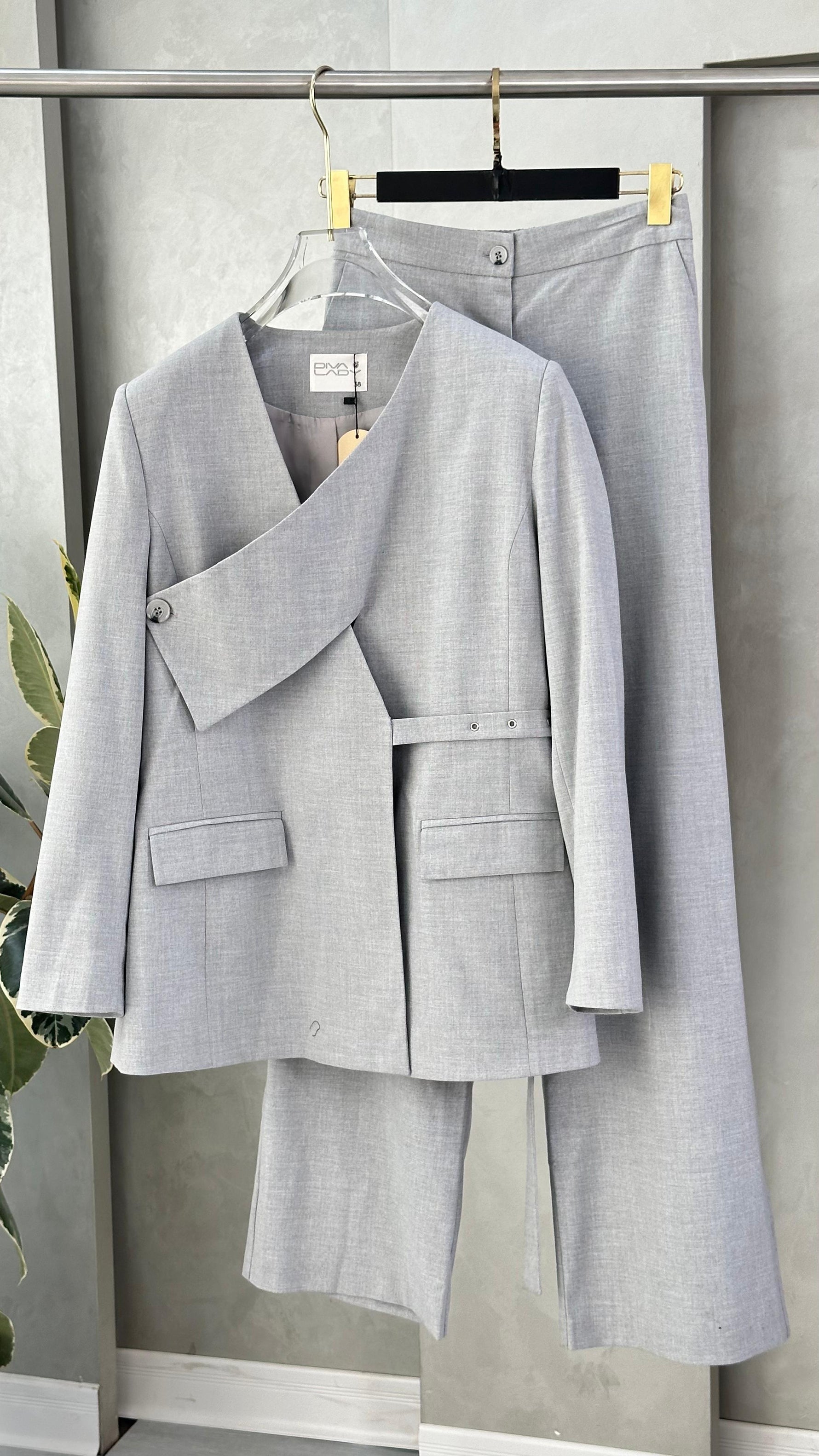 بدلة نسائي برباط جانبي