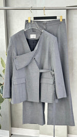 بدلة نسائي برباط جانبي